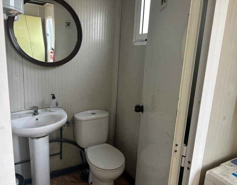 - BARAQUE DE CHANTIER